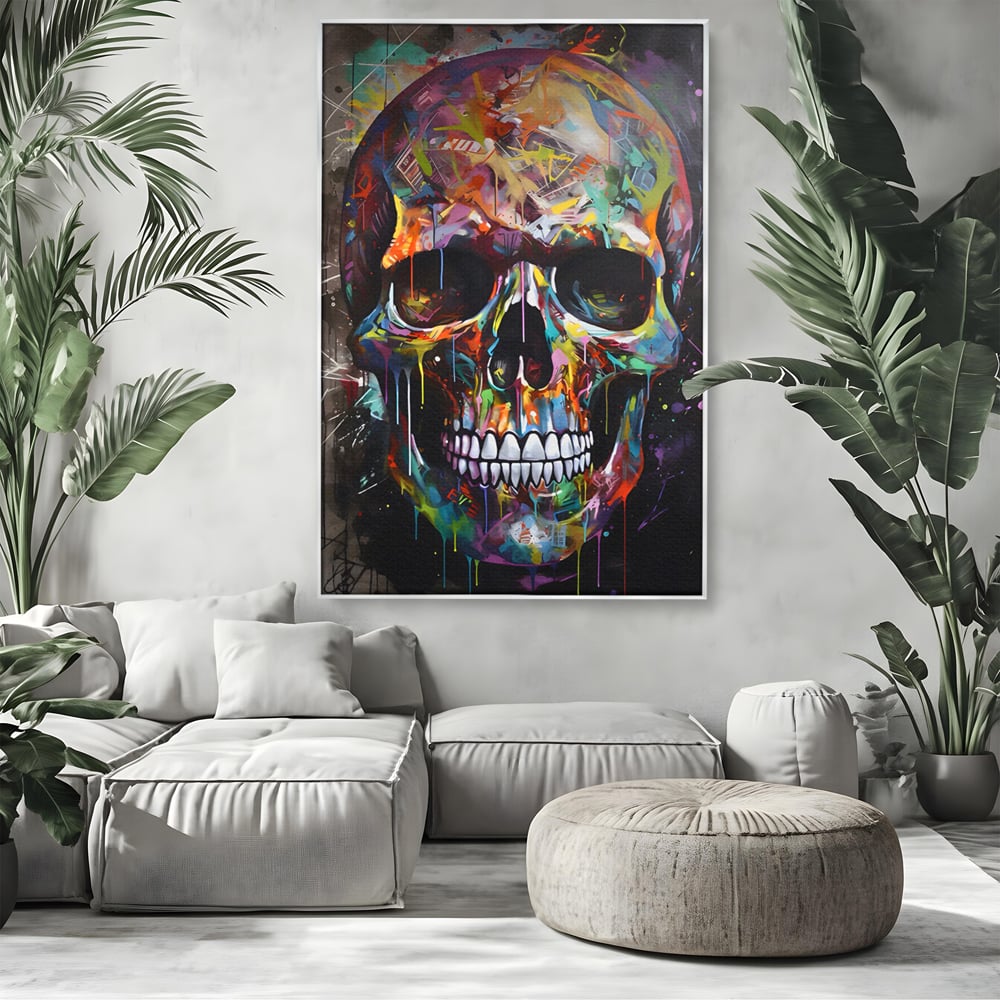 Tablou canvas cu tablou canvas cu craniu multicolor, in rama de aluminiu argintiu, pe perete intr-un living